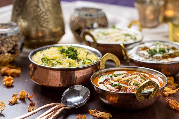 Indická jídla v tradičních miskách – původní fotografie restaurace Pushkar